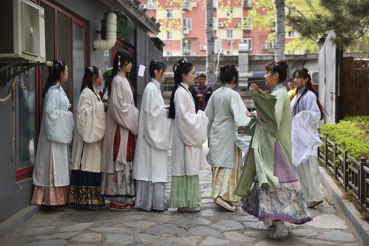 Back to the Hanfu-ture: Young Chinese revive ancient fashion Back to the Hanfu-ture: Young Chinese revive ancient fashion