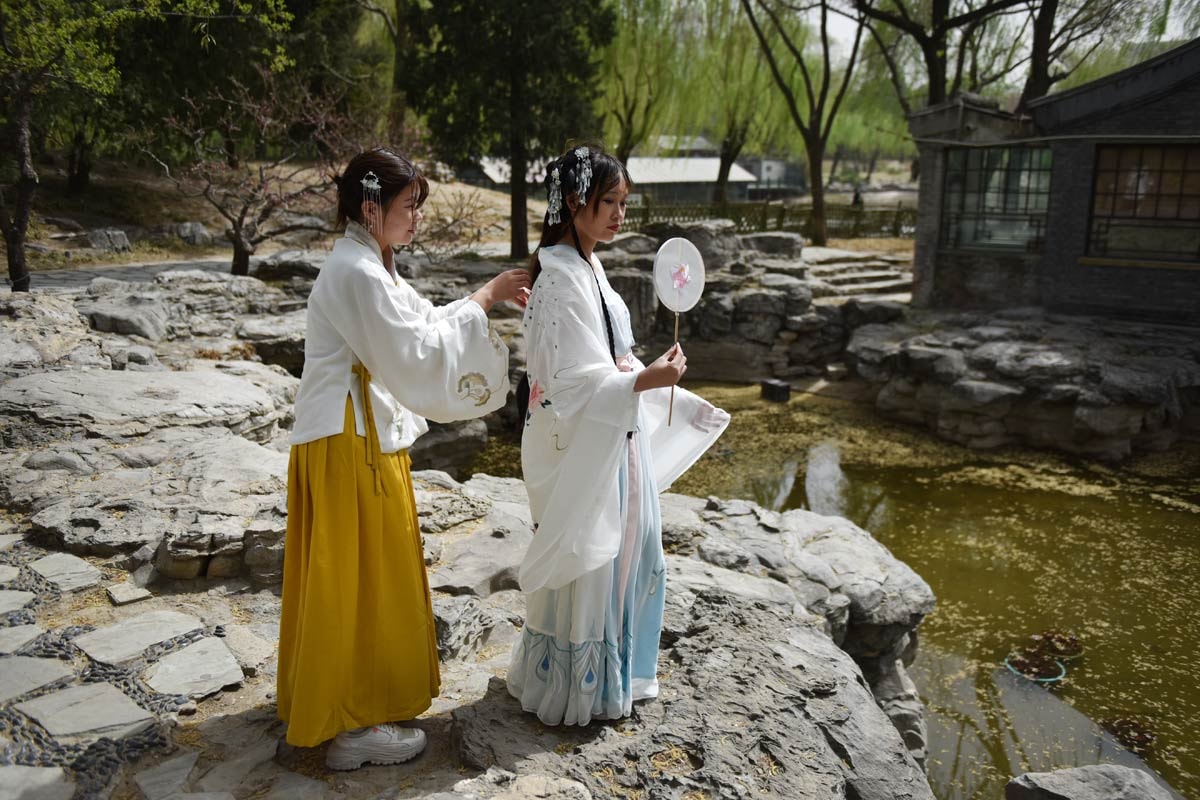 Back to the Hanfu-ture: Young Chinese revive ancient fashion Back to the Hanfu-ture: Young Chinese revive ancient fashion